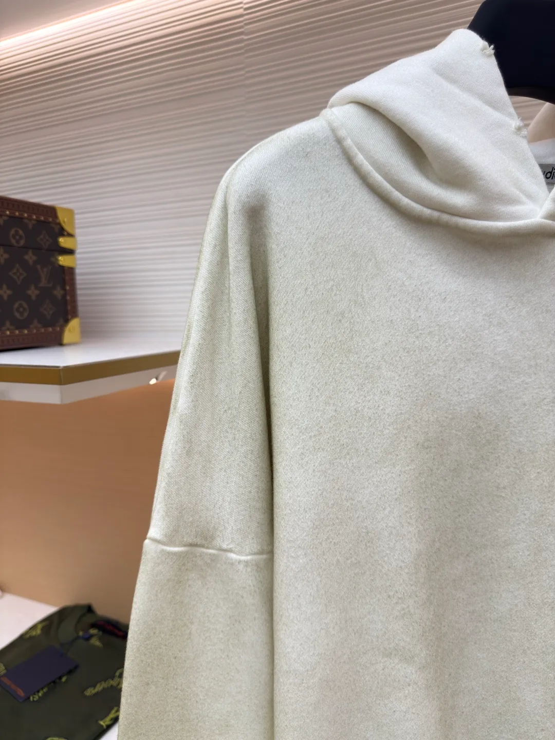 Acne Studios 1996 distressed printed hooded sweatshirt ●Authentic product: purchased and developed for 2299 ●Item number: 1680615-A85 ●Fabric: pure cotton fabric ●Technology: printing production ●Version: loose fit ●Weight: about 890 grams ●Size: S-M-L-XL ●Description: The fabric is made of custom-made pure cotton, washed with distressed and dirty gradient techniques, printed on the back, and the overall wiring is straight and delicate. The fabric is comfortable and soft, with consistent colors and no color difference. It can be matched with the same style to create a fashionable look and control various occasions. Customized accessories, complete with three standards, same style for men and women!